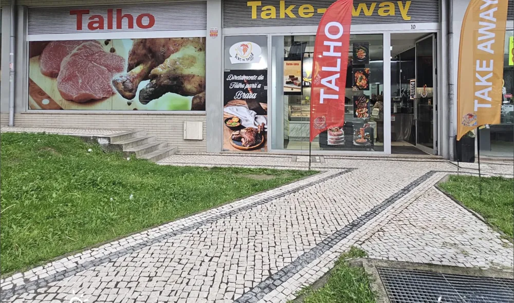 Fachada do talho depois, com nova sinalética