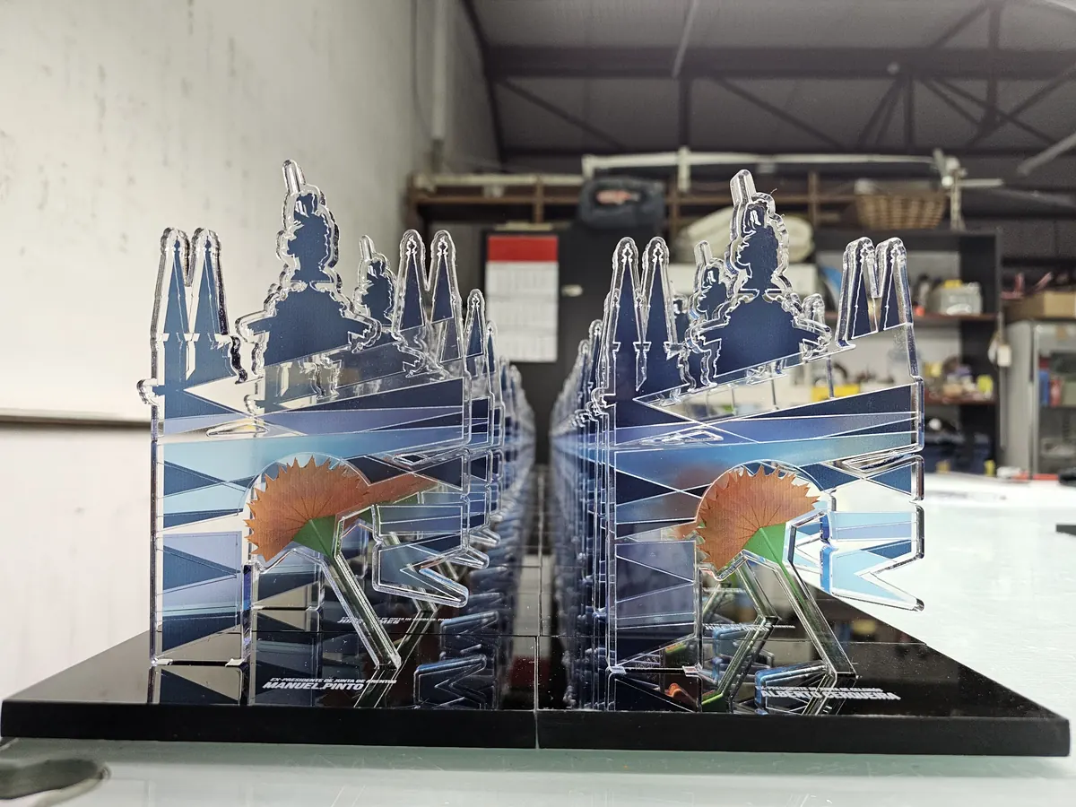 Troféus em acrílico cortados a laser