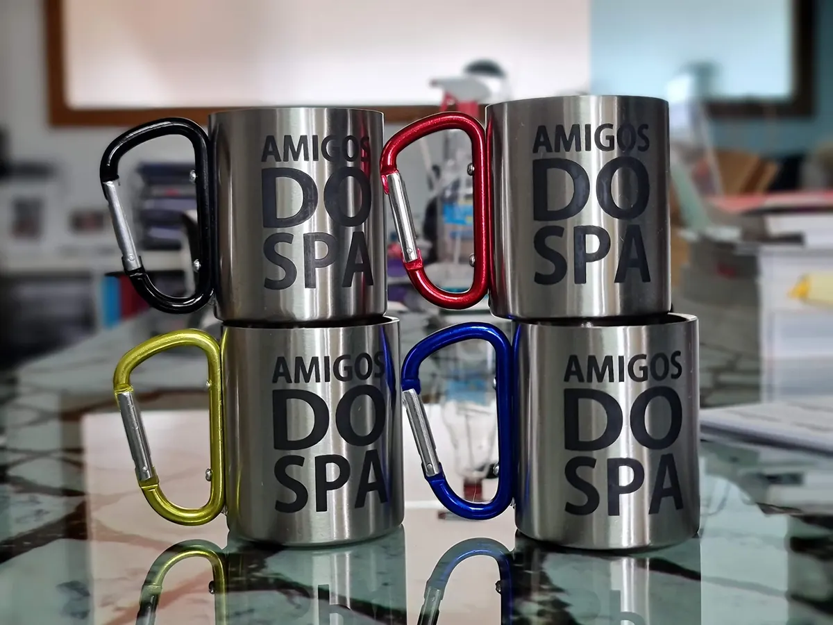 Canecas metálicas personalizadas com mosquetão