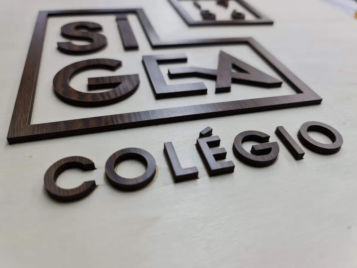 Letras em relevo do Colégio SIGEA